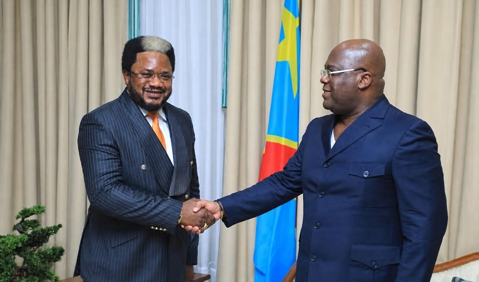 Jean Thierry Monsenepwo et Félix Tshisekedi se saluent