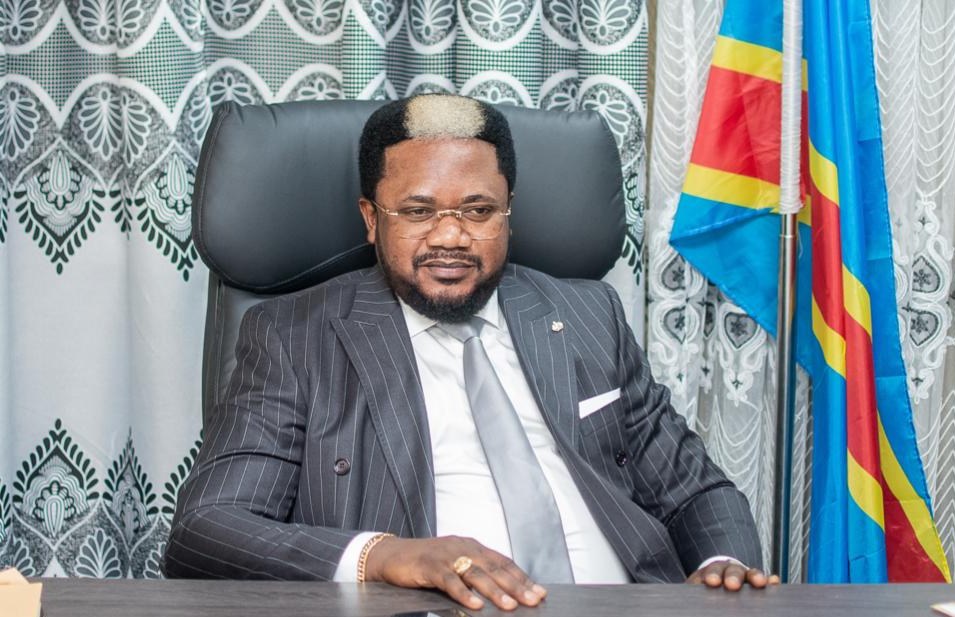 Jean Thierry Monsenepwo à son bureau, archive de presse