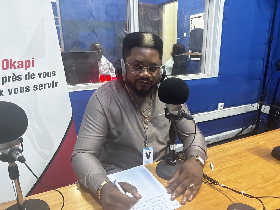 Jean Thierry Monsenepwo dans les studios de Radio Okapi